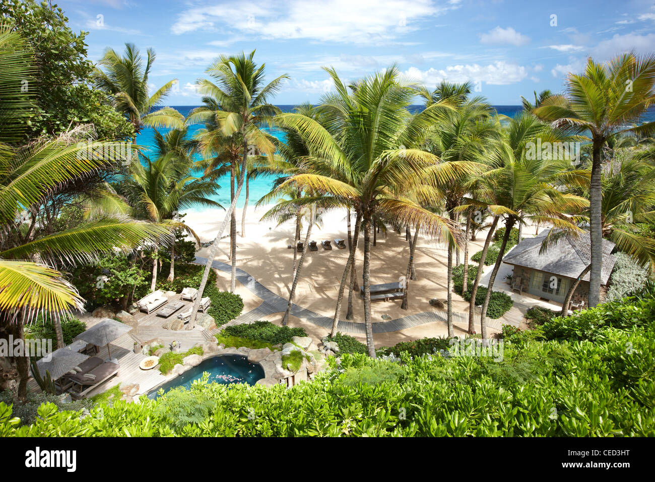 Île paradisiaque plage privée exclusive Mustique Caraïbes palmiers isolés aucun peuple ciel sable mer déserté soleil océan hamac bleu Banque D'Images