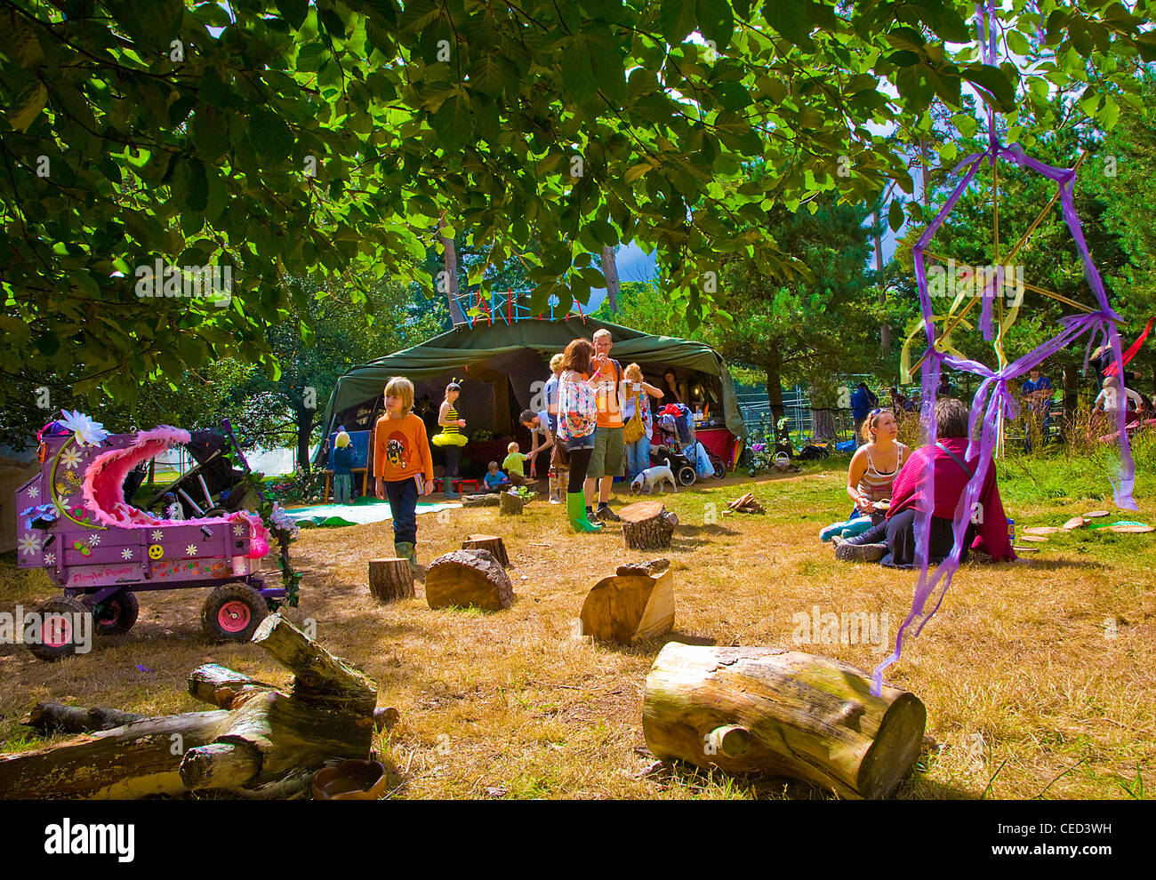 Plein air lumineux aire de jeux sécurisée pour enfants entre les arbres d'Eon Festival Banque D'Images