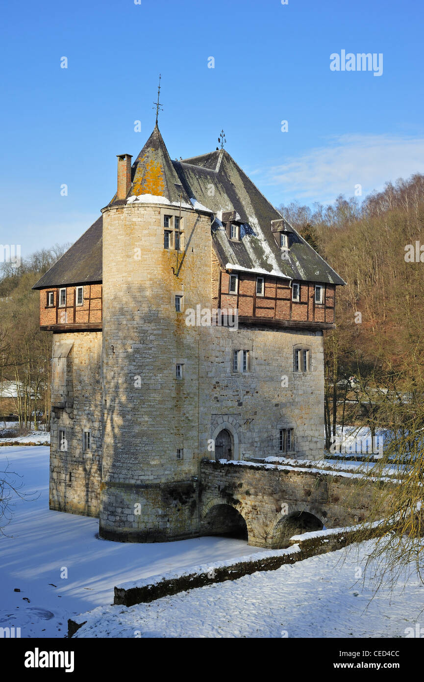 13e siècle château de Carondelet à Crupet dans la neige en hiver, les Ardennes Belges, Namur, Wallonie, Belgique Banque D'Images