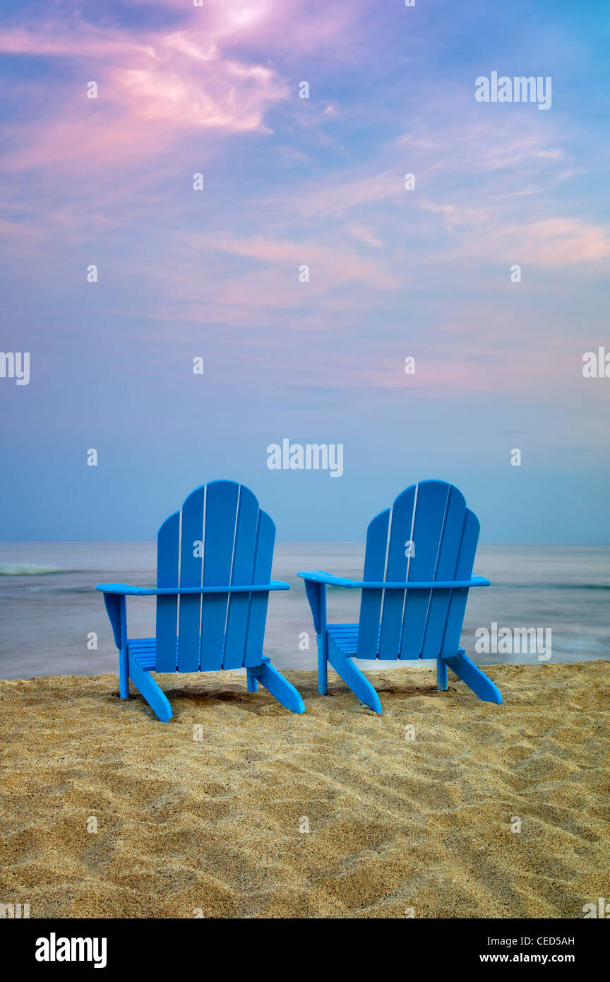 Deux chaises Adirondack sur plage. New York, la Grande Île Banque D'Images