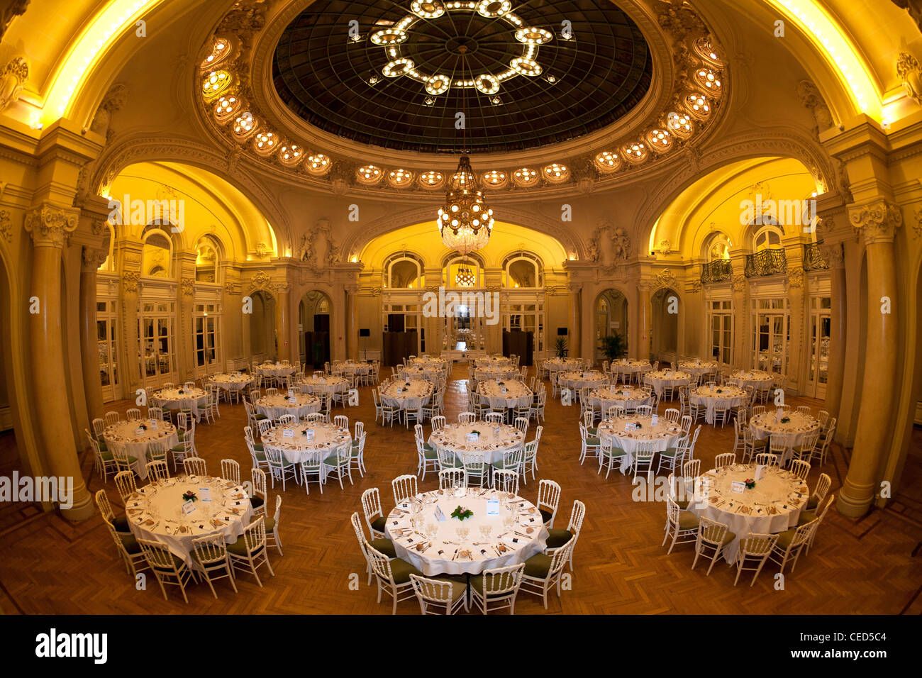 Le Salon Berlioz de l'Opéra de Vichy préparé pour une réception (Convention Centre - Vichy - Allier - Auvergne - France). Banque D'Images