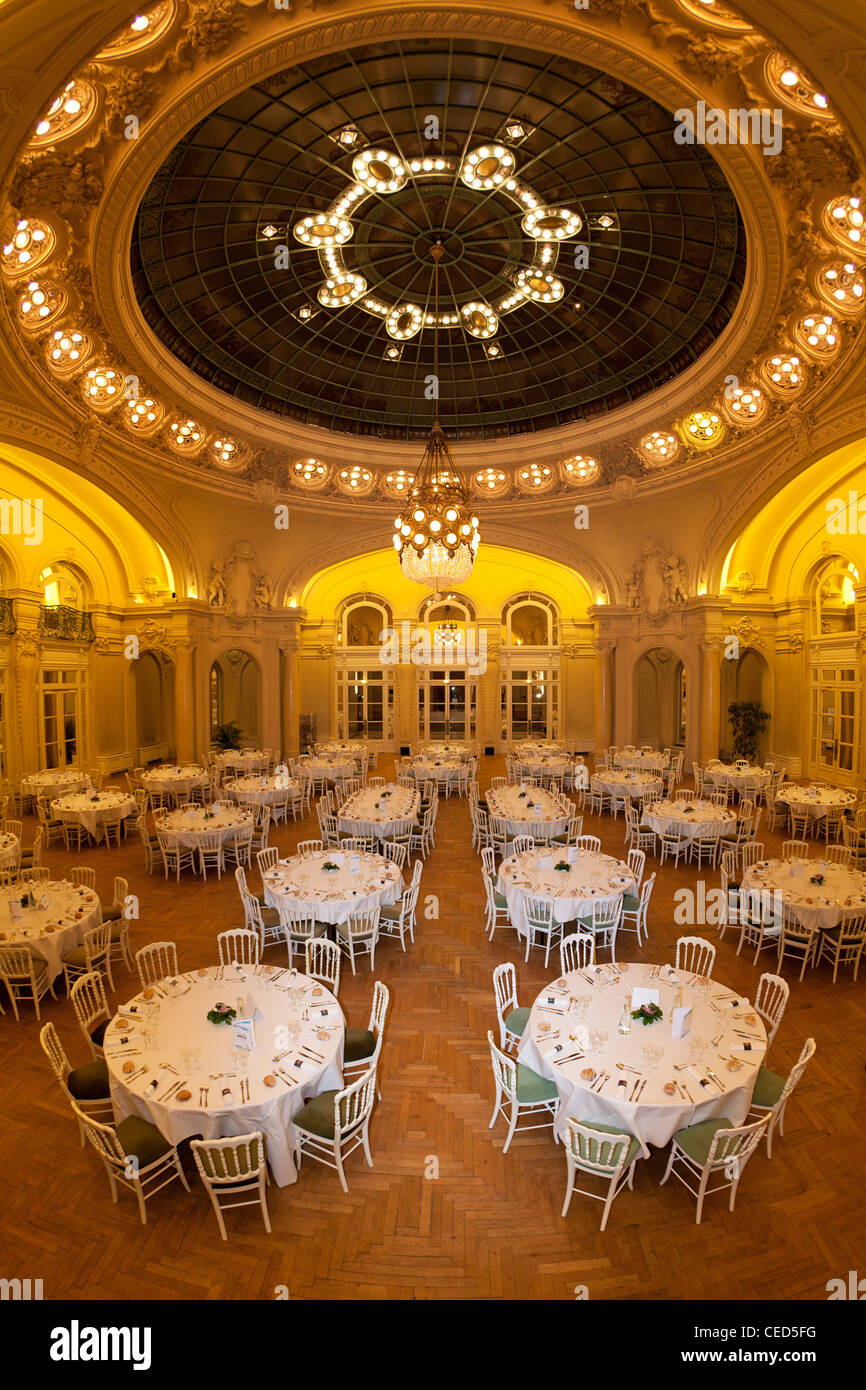 Le Salon Berlioz de l'Opéra de Vichy préparé pour une réception (Convention Centre - Vichy - Allier - Auvergne - France). Banque D'Images