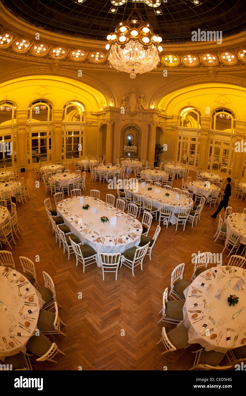 Le Salon Berlioz de l'Opéra de Vichy préparé pour une réception (Convention Centre - Vichy - Allier - Auvergne - France). Banque D'Images