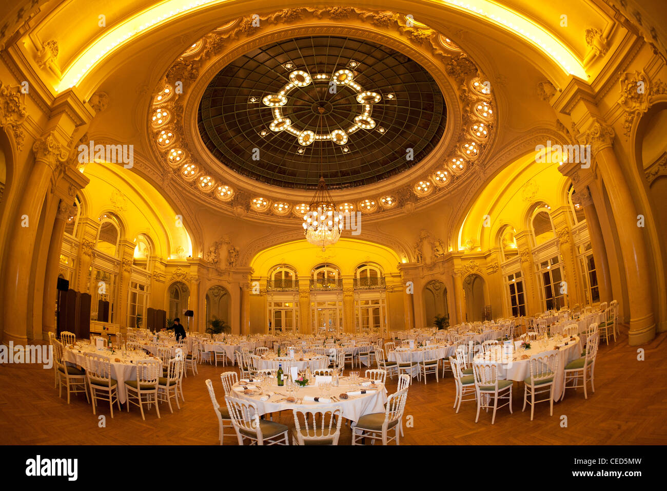 Le Salon Berlioz de l'Opéra de Vichy préparé pour une réception (Convention Centre - Vichy - Allier - Auvergne - France). Banque D'Images