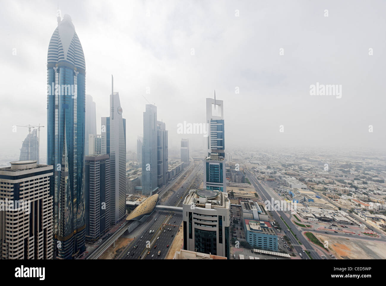 Des gratte-ciel, tours dans la brume du matin, ciel voilé, Dubaï, Émirats arabes unis, Moyen Orient Banque D'Images