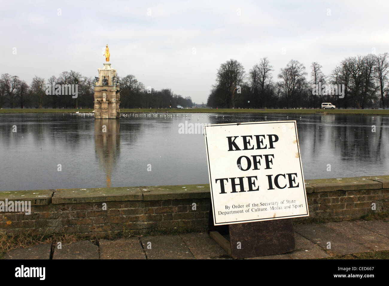 Garder hors glace - l'Étang Fontaine gelée dans l'hiver. Hampton Bushy Park SW London England UK Banque D'Images