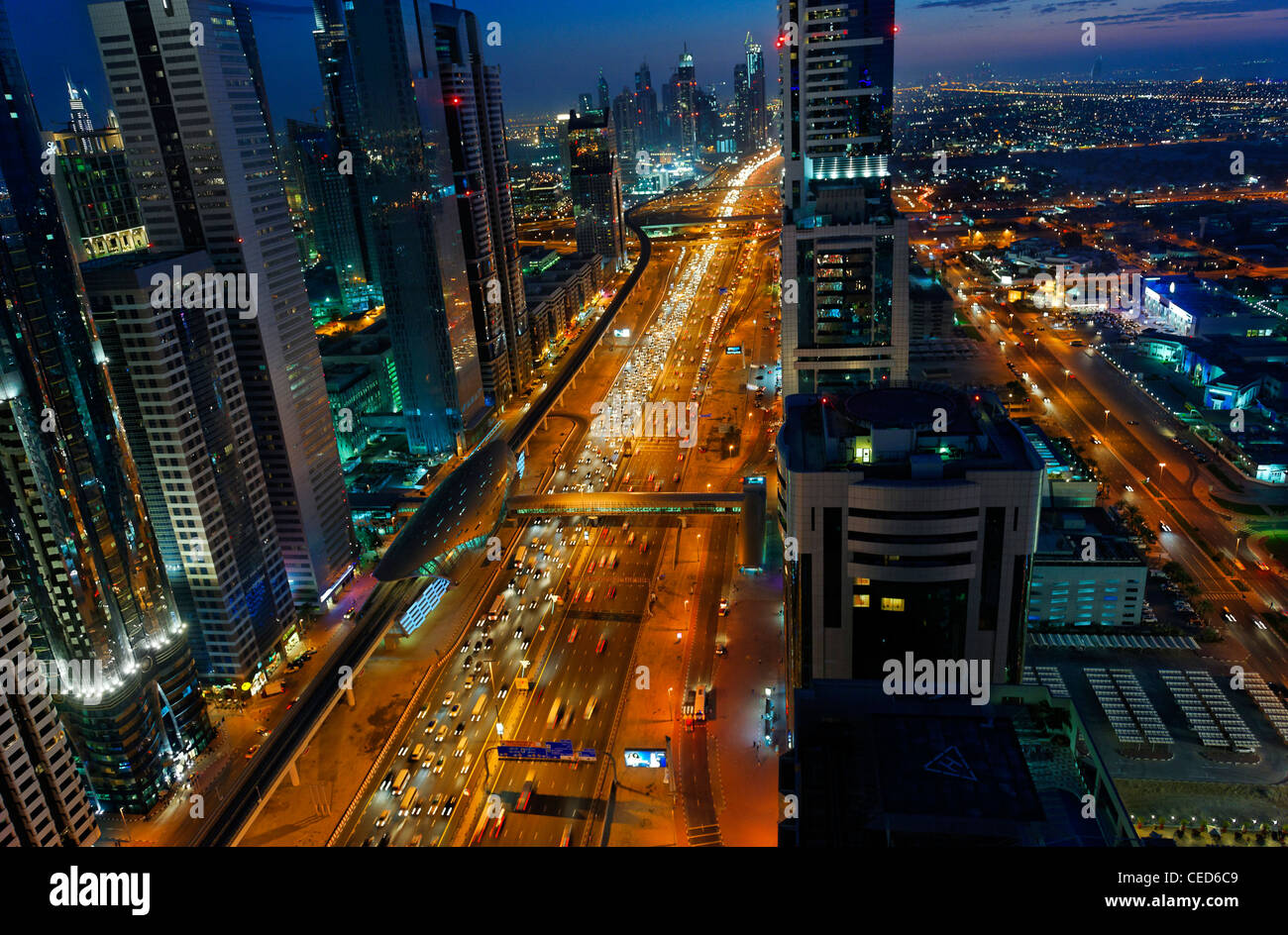 Soirée au Golfe persique, trafic, ville, centre-ville de Dubai, Dubaï, Émirats arabes unis, Moyen Orient Banque D'Images
