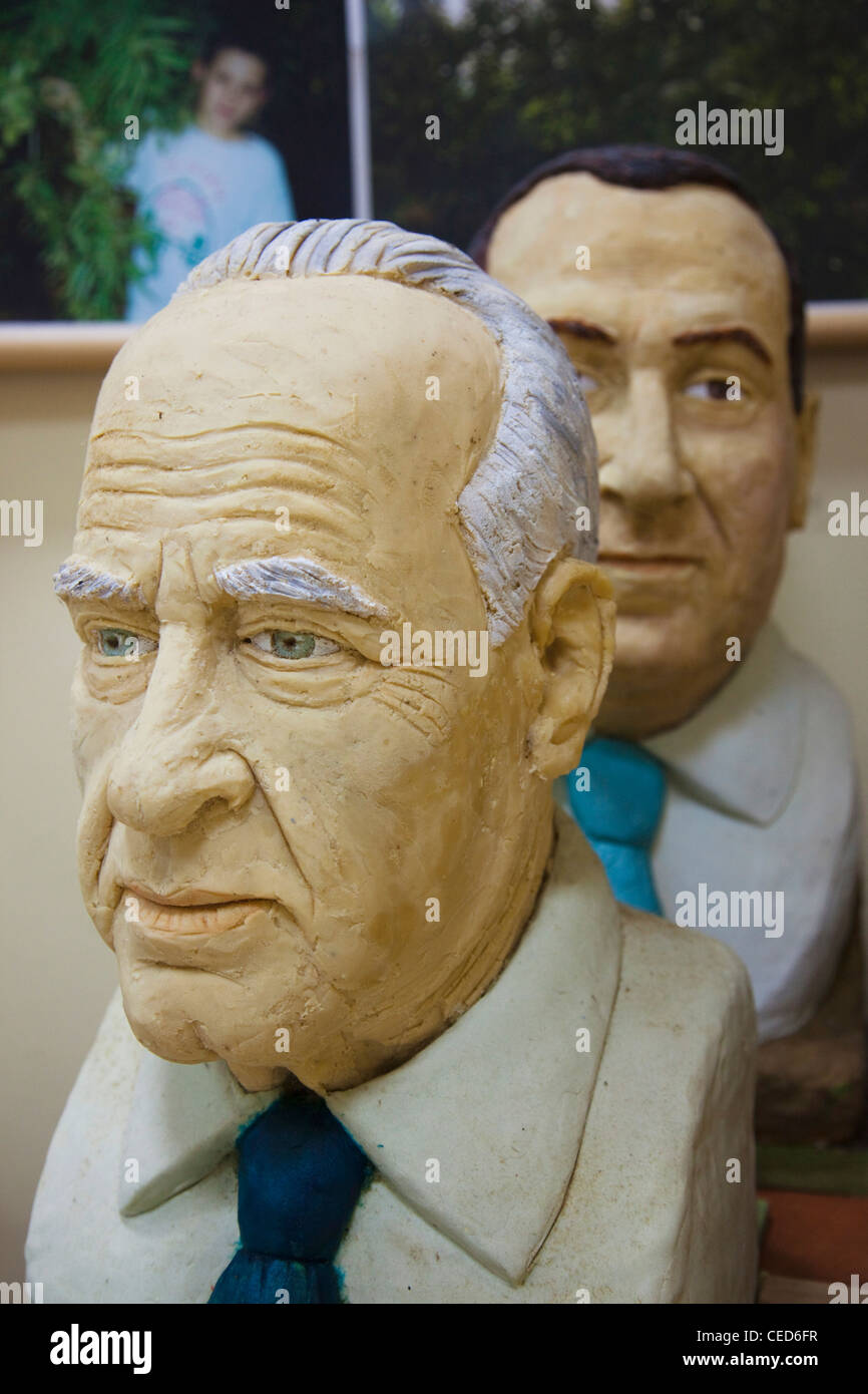 Israël, la Galilée, Kfar Tabor Kibbutz, massepain, Musée de sculptures de Premiers ministres israélien, Itzhak Rabin et Ehud Barak Banque D'Images Israël, la Galilée, Kfar Tabor Kibbutz, massepain, Musée de sculptures de Premiers ministres israélien, Itzhak Rabin et Ehud Barak Banque D'Images