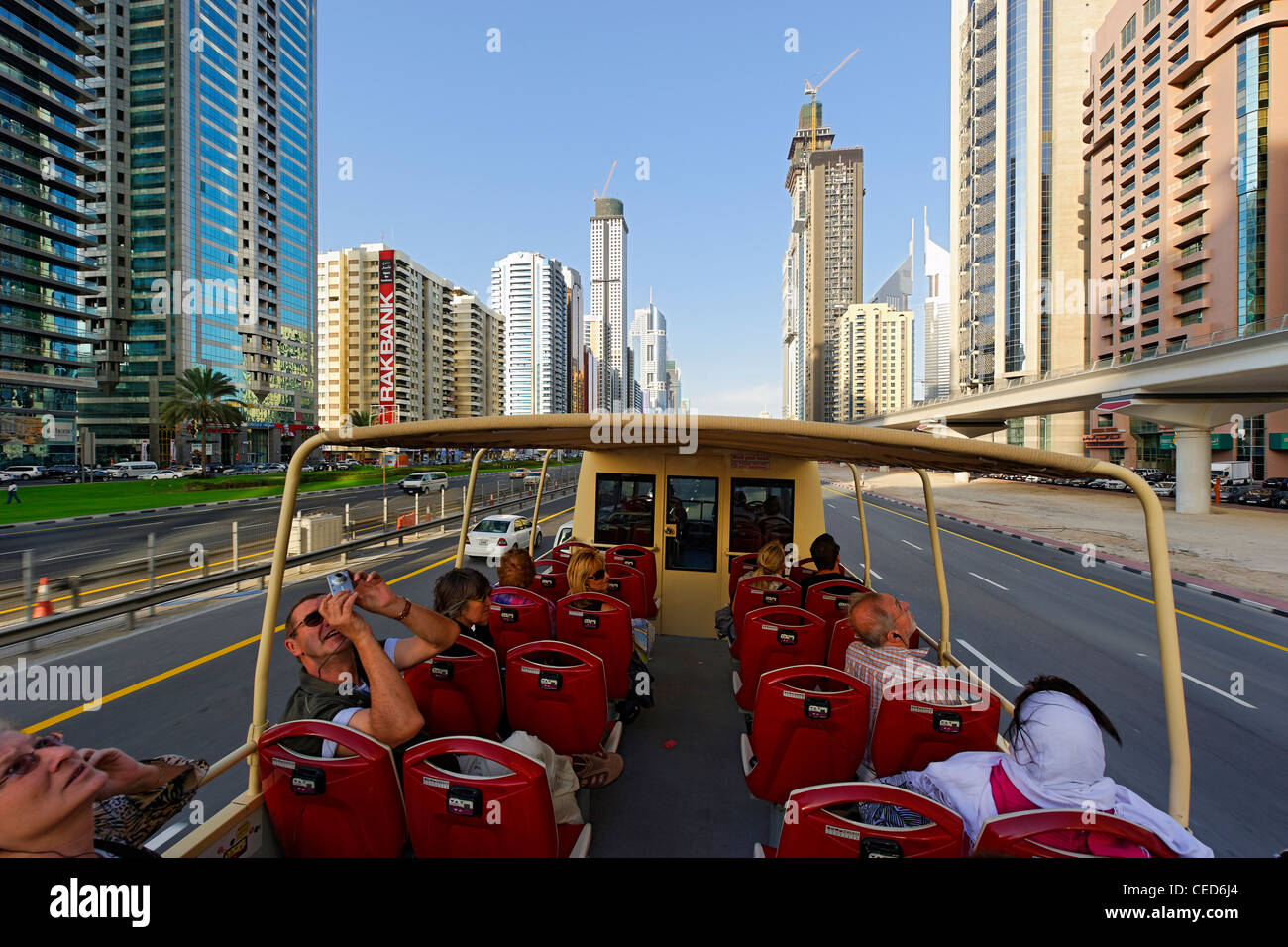 Les touristes équitation de l'BIG BUS sur la route Sheikh Zayed, tours, gratte-ciel, d'hôtels, l'architecture moderne, du quartier financier, Dubaï Banque D'Images