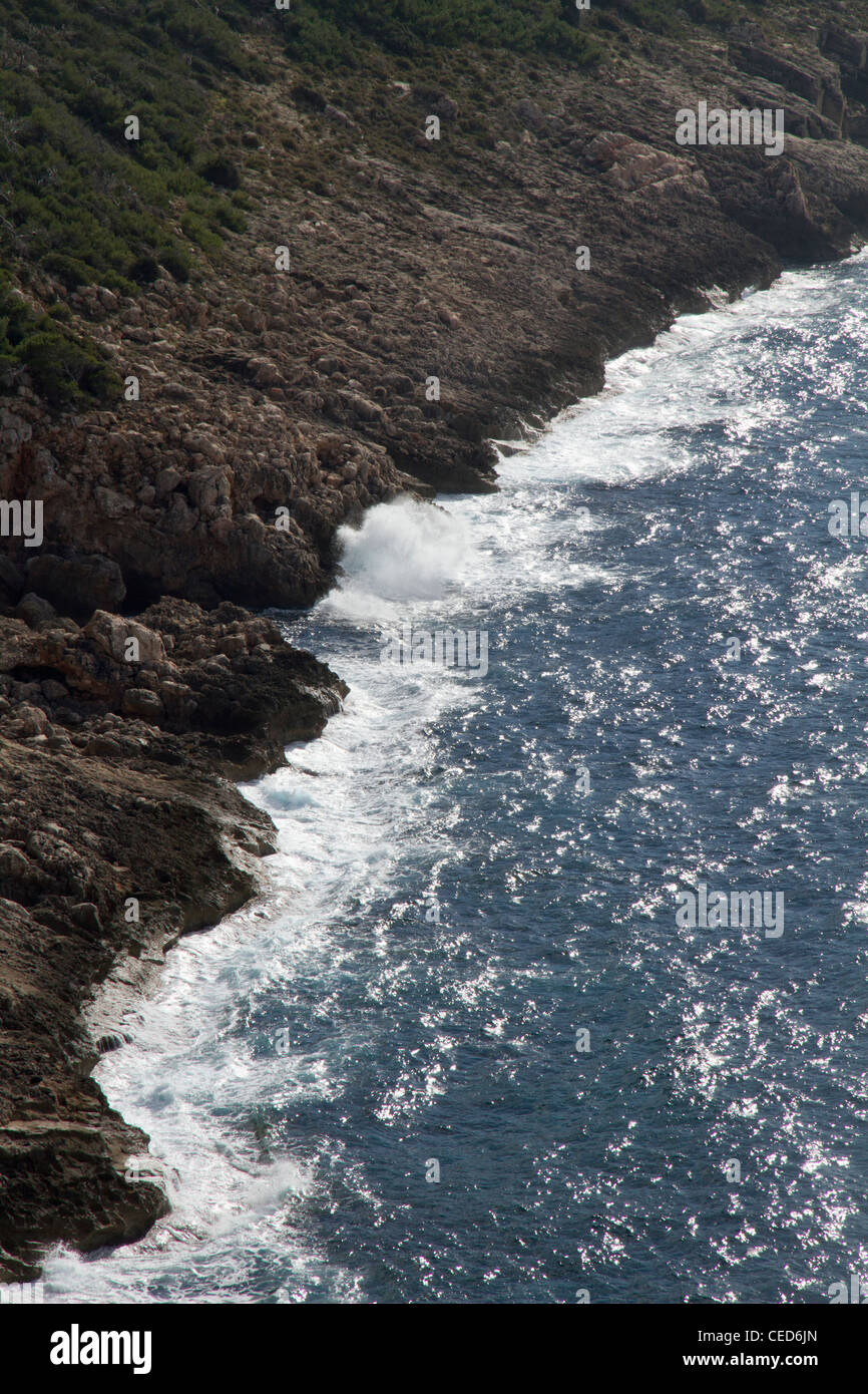 L'eau du littoral côtier sur les rochers de la mer vue aérienne hight Banque D'Images