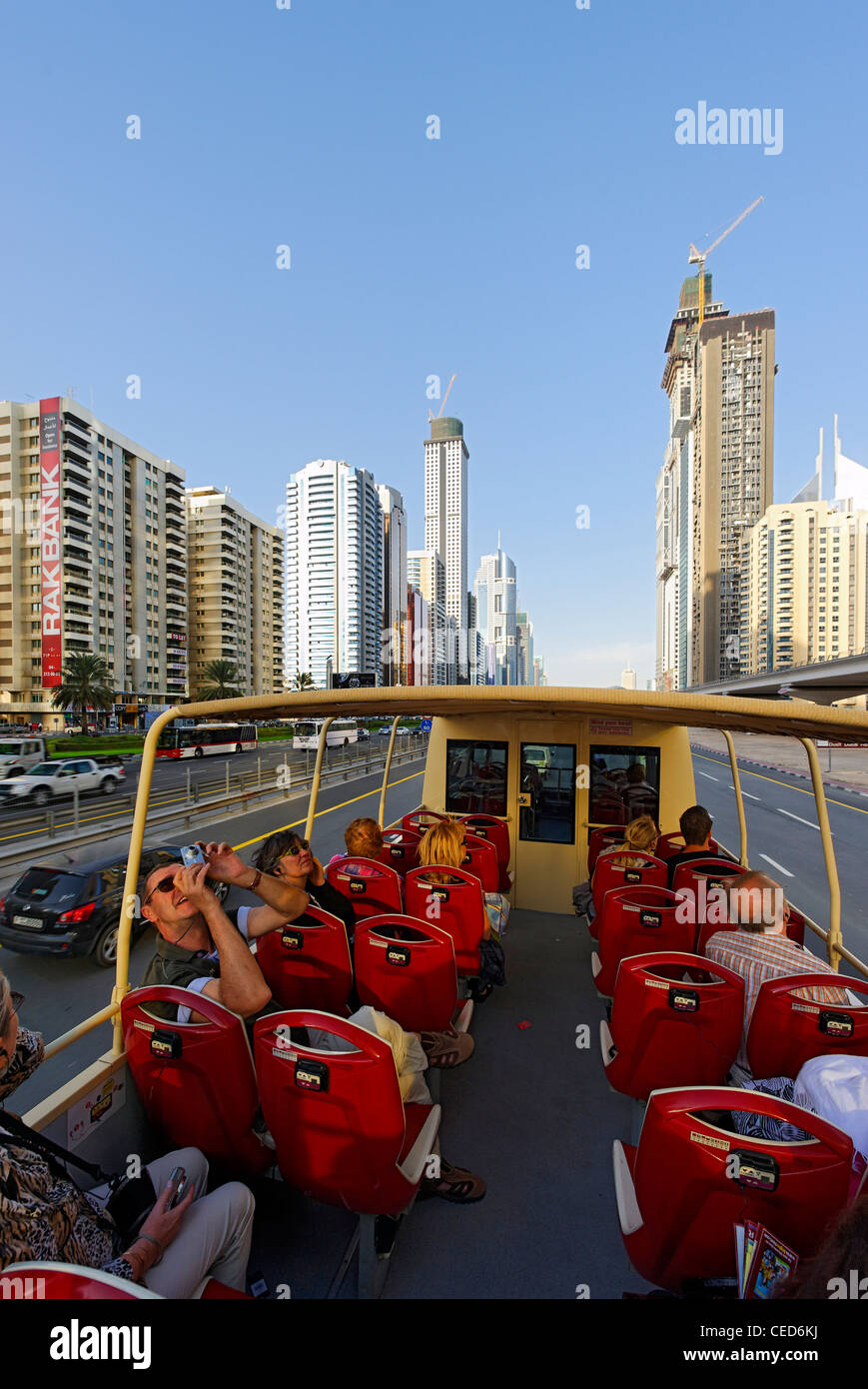Les touristes équitation de l'BIG BUS sur la route Sheikh Zayed, tours, gratte-ciel, d'hôtels, l'architecture moderne, du quartier financier, Dubaï Banque D'Images