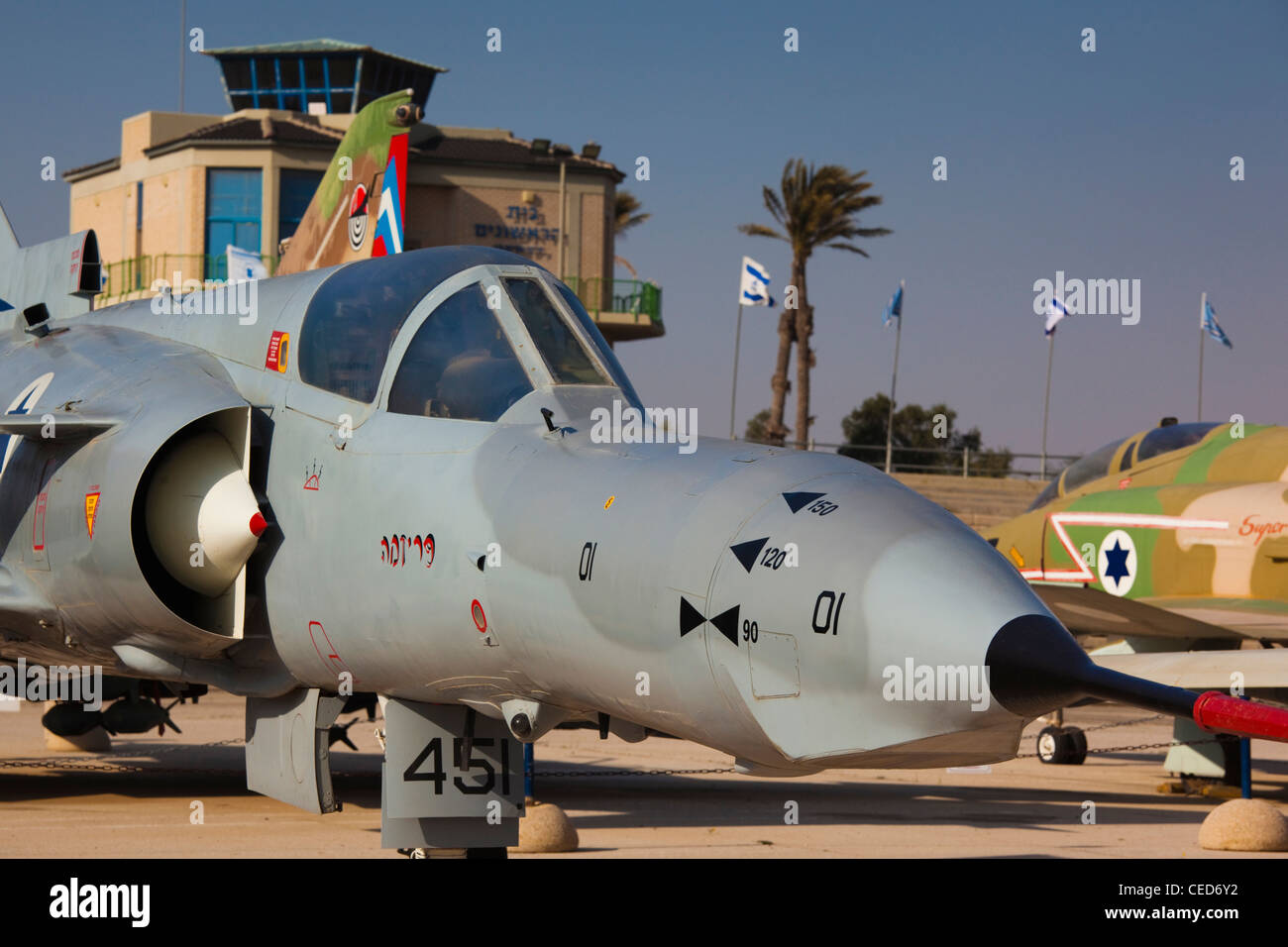 Israël, le Néguev, être-er Sheva, de l'air israélienne, Musée israélien Hatzerim Air Force Base, construit par Israël Kfir fighter Banque D'Images