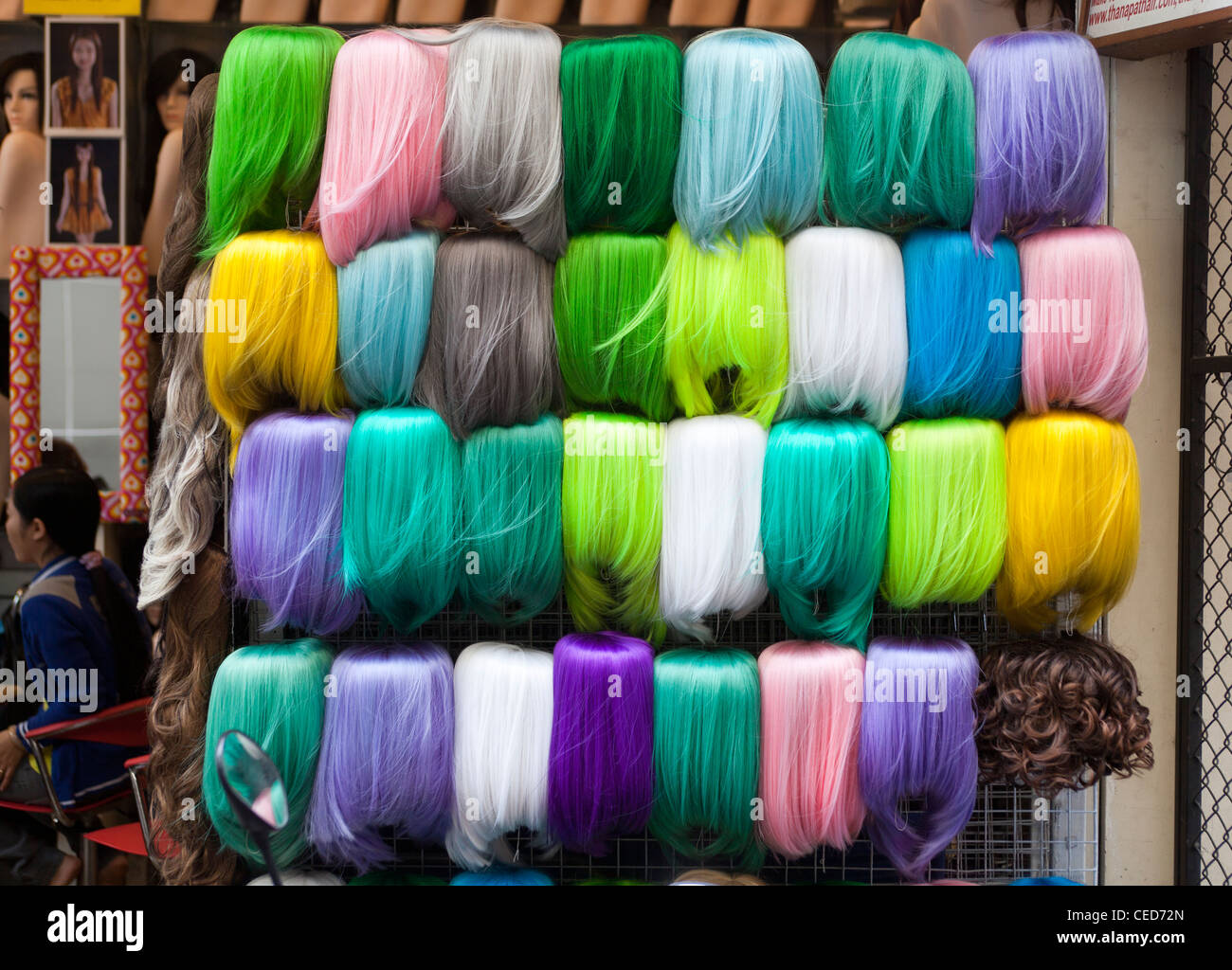 Affichage des perruques colorées en vente sur le marché de Pratunam Bangkok Banque D'Images