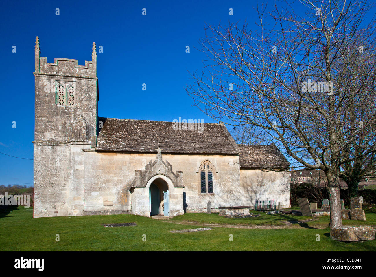 St.Nicholas, un typique village de campagne anglais traditionnel dans l'église Slaughterford, Wiltshire, England, UK Banque D'Images