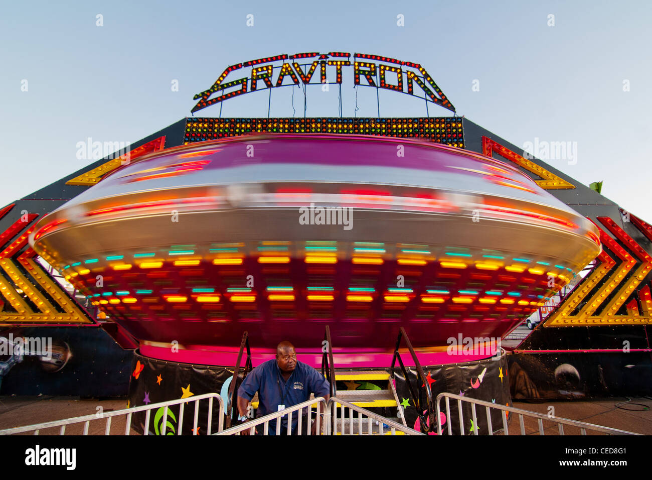 L 'Gravitron' ride au Nebraska State Fair. Les gens grimper à l'intérieur et de la balade tourne à haute vitesse. Banque D'Images