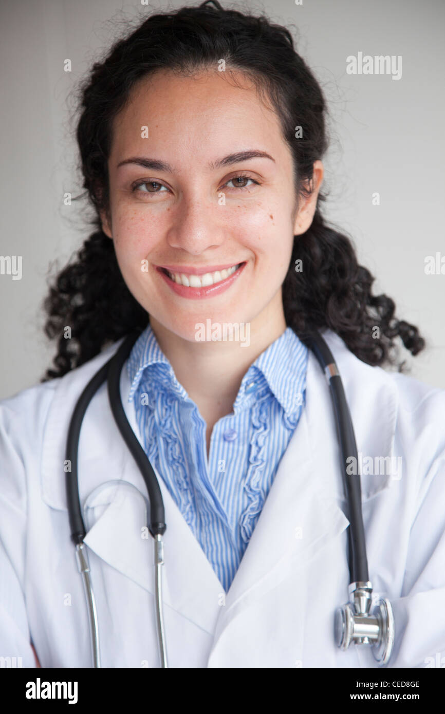 Smiling doctor in lab coat Banque D'Images
