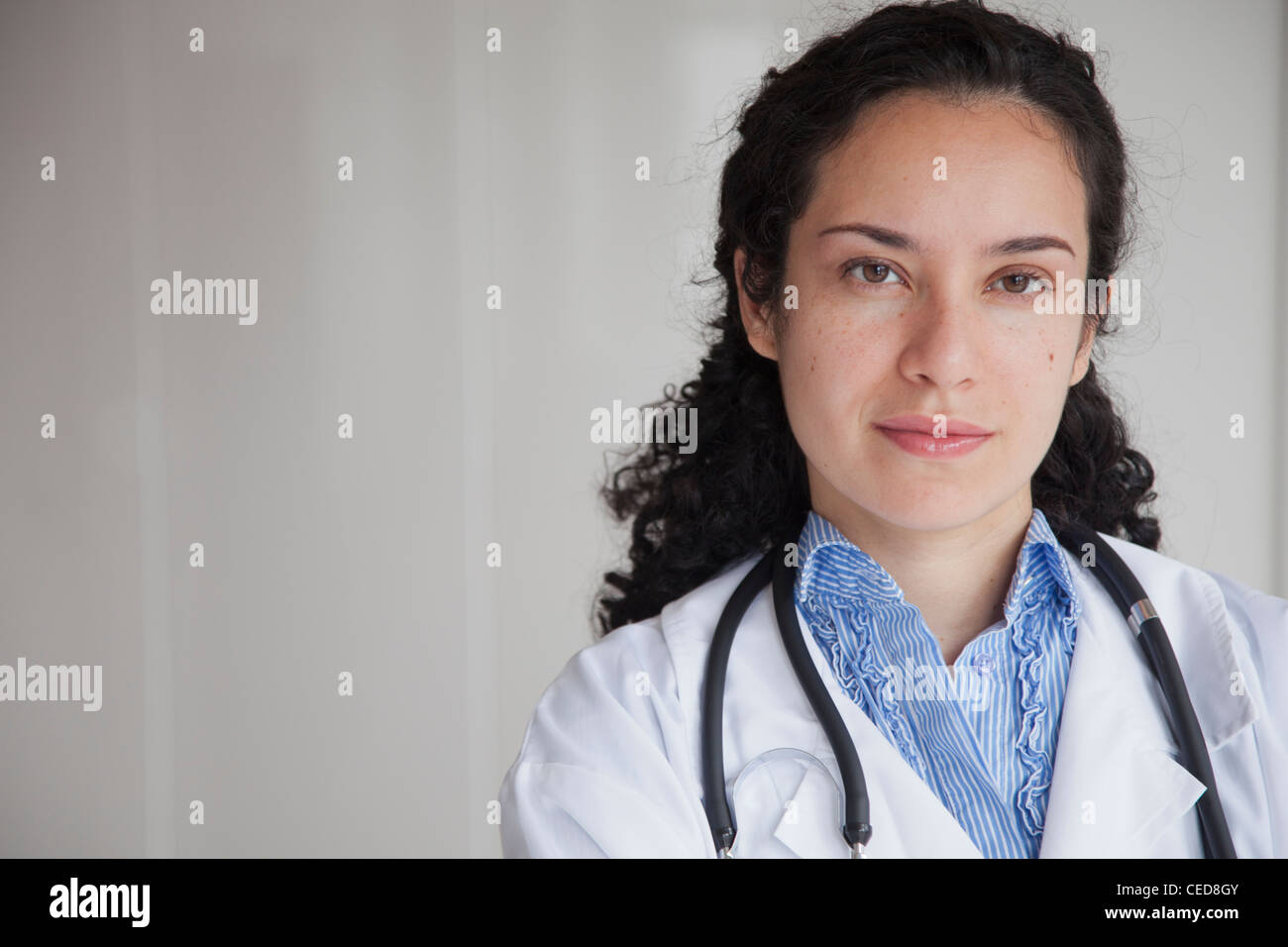 De graves doctor in lab coat Banque D'Images