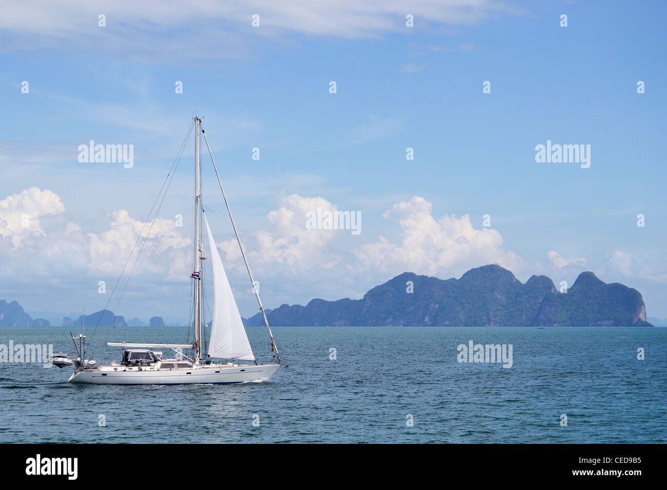 Bateau à voile dans la baie de Pang Nga, Thaïlande, Asie du Sud, Asie Banque D'Images