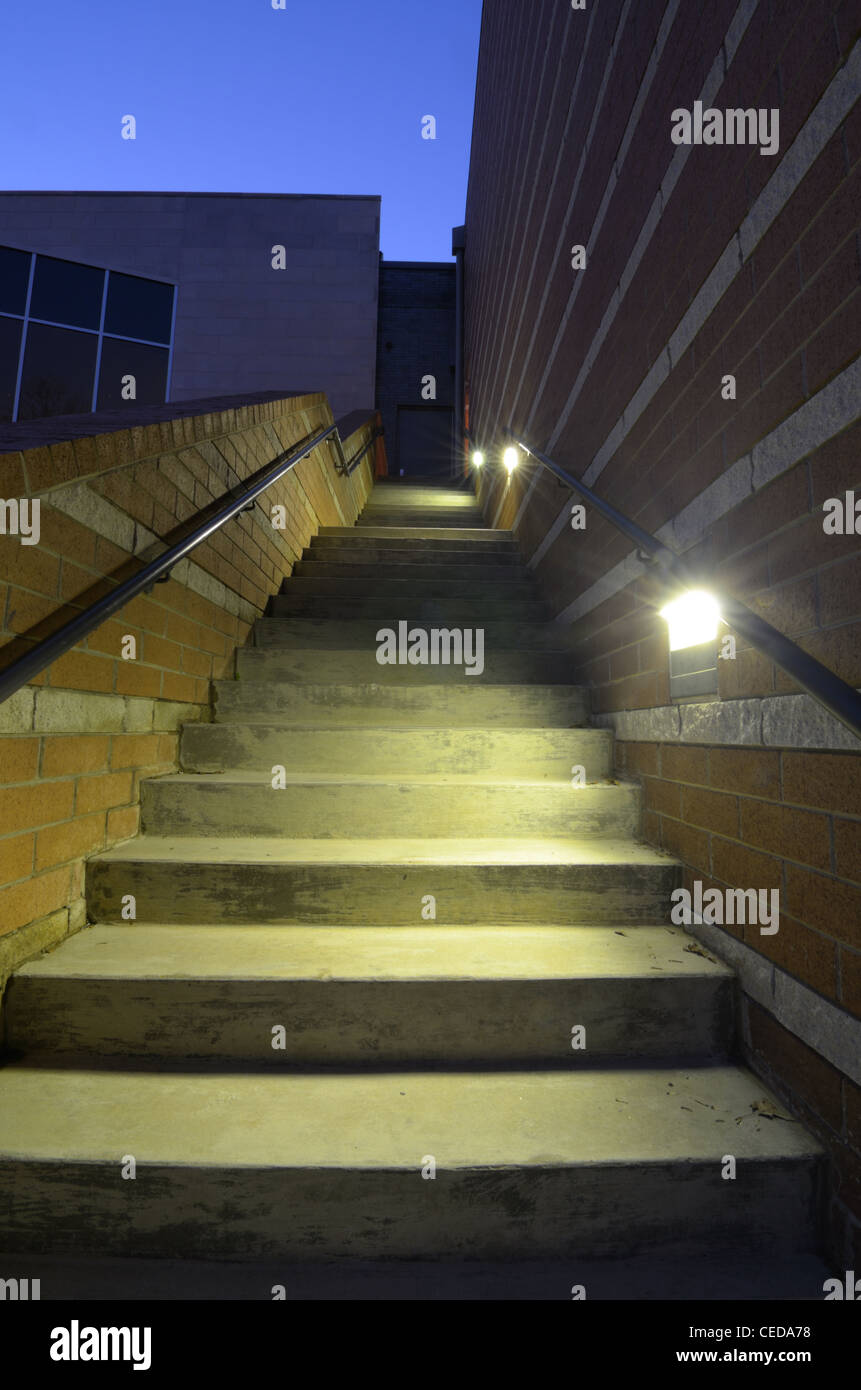 Un escalier extérieur avec éclairage Banque D'Images