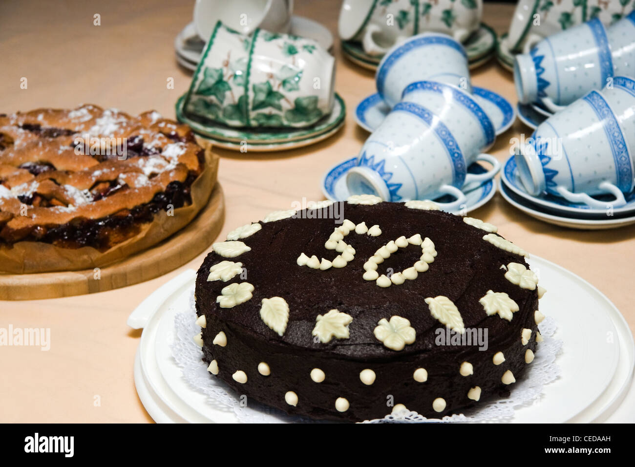 Tarte Au Chocolat Ou Gateau Au Chocolat Glace Et Decore Pour Le 50e Anniversaire Photo Stock Alamy Tarte Au Chocolat Ou Gateau Au Chocolat Glace Et Decore Pour Le 50e Anniversaire Photo Stock Alamy