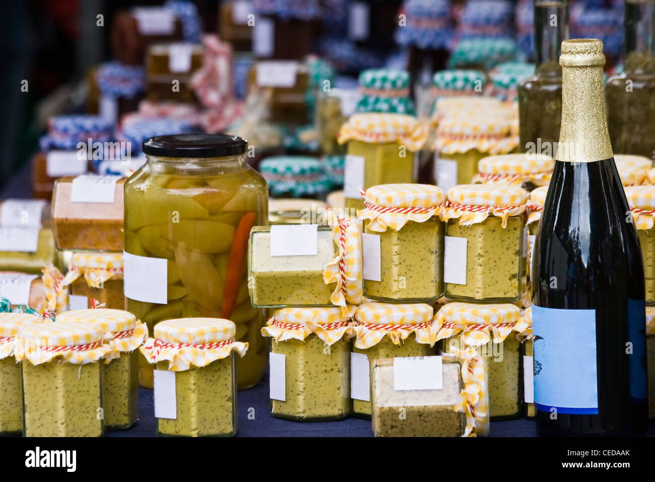 Récolte de l'été capturés dans des bocaux et des bouteilles à vendre Banque D'Images