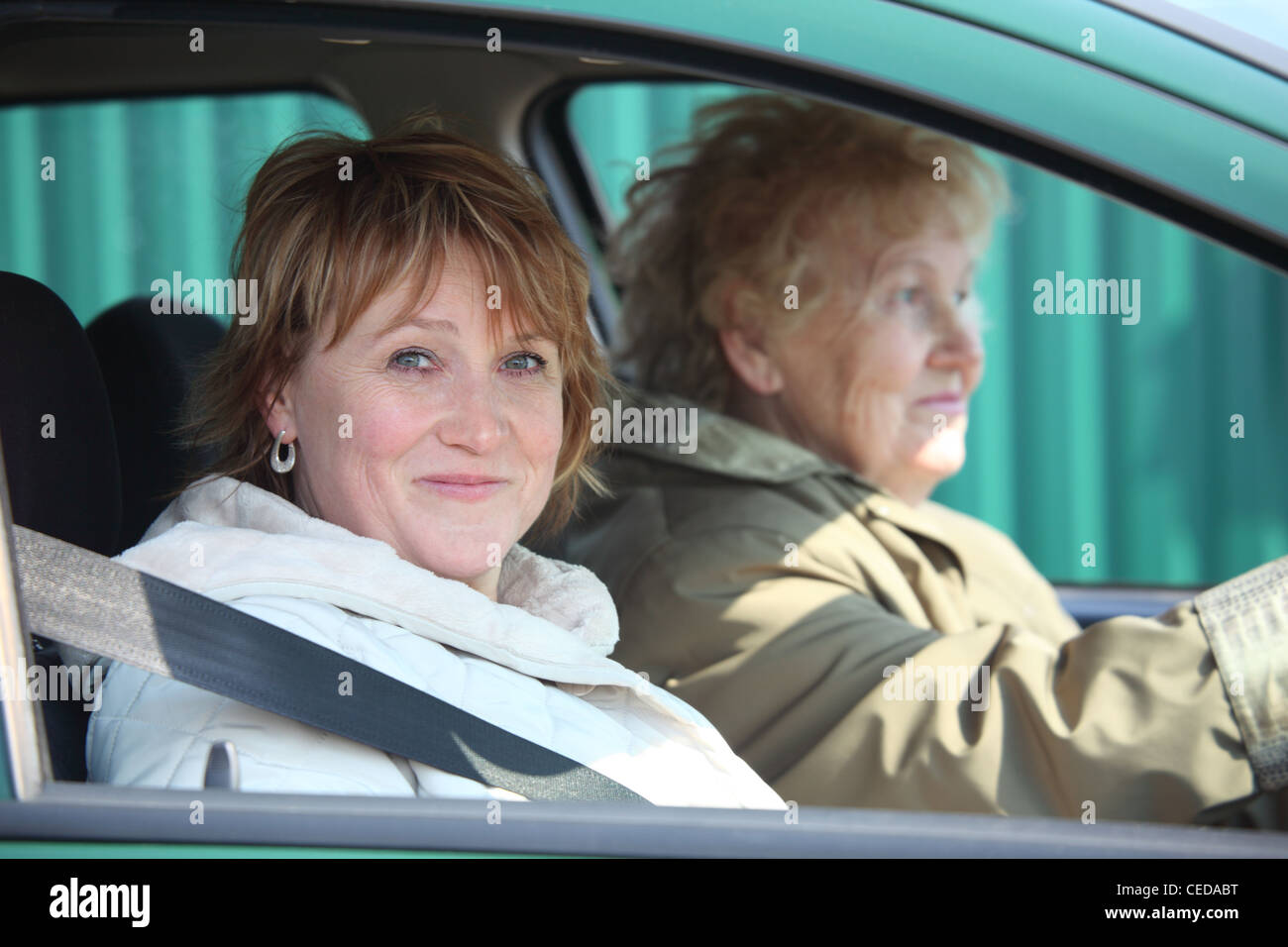 Deux femmes en voiture Banque D'Images
