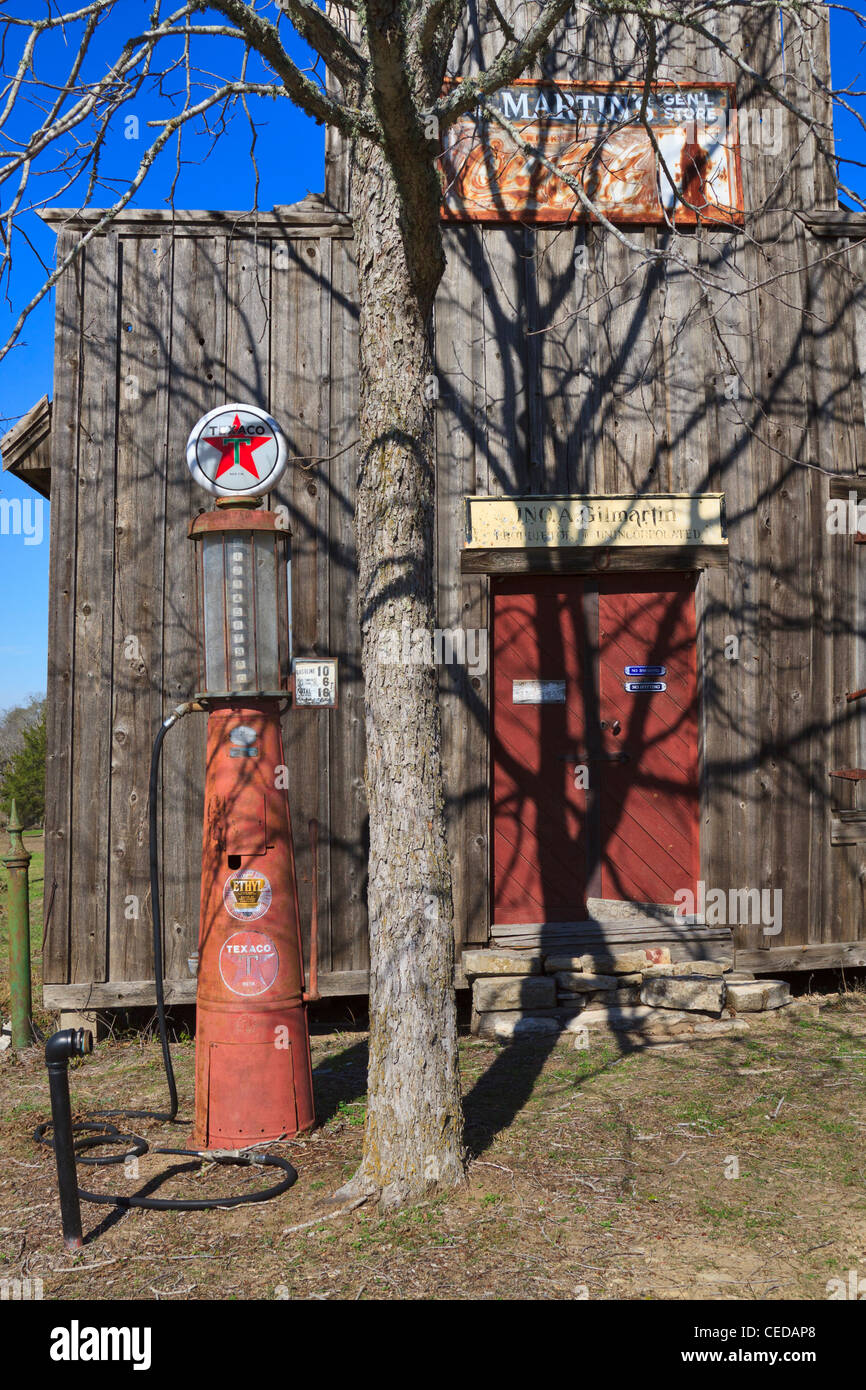 Station essence historique dans l'indépendance, au Texas. Ancienne pompe Texaco en face de l'ancien magasin général. Banque D'Images