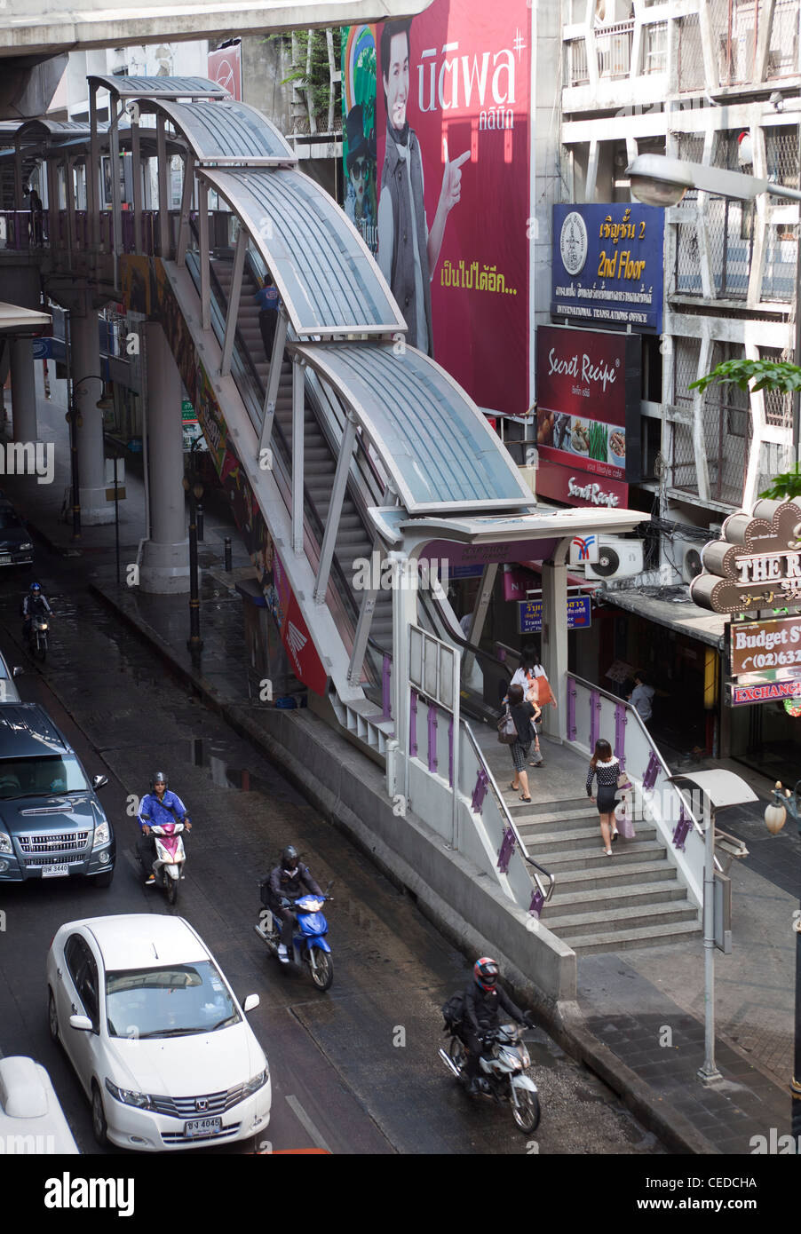 Escaliers de la station de Skytrain Sala Daeng Bangkok Banque D'Images