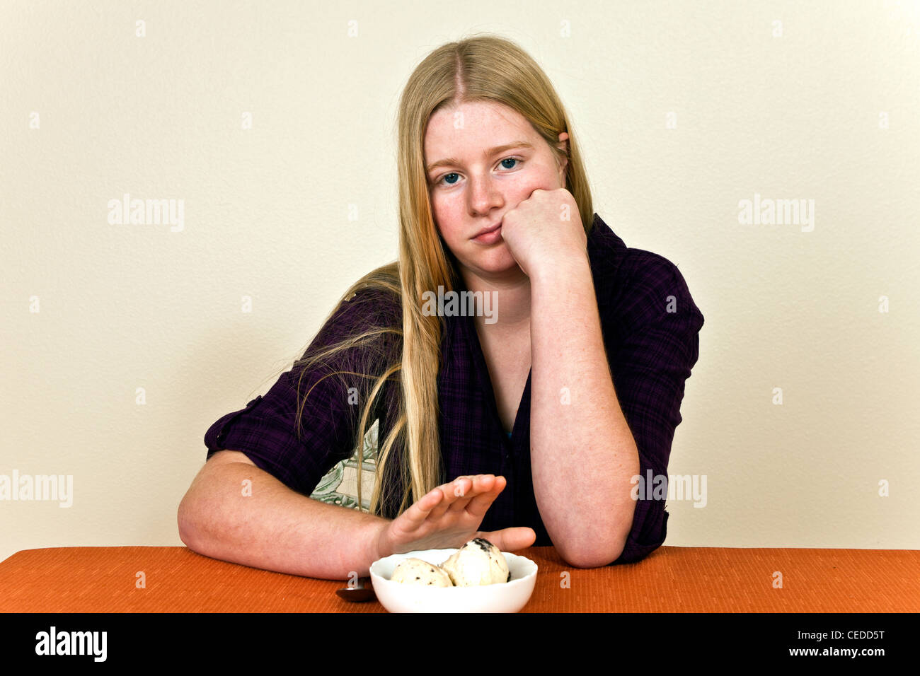 Caucasian 14-16 ans ans stuborn adolescente refuse la crème glacée dessert. M. © Myrleen Pearson Banque D'Images