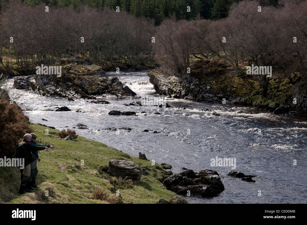 Les pêcheurs de saumon sur les rives de la rivière Oykel, Sutherland, Scotland, UK Banque D'Images