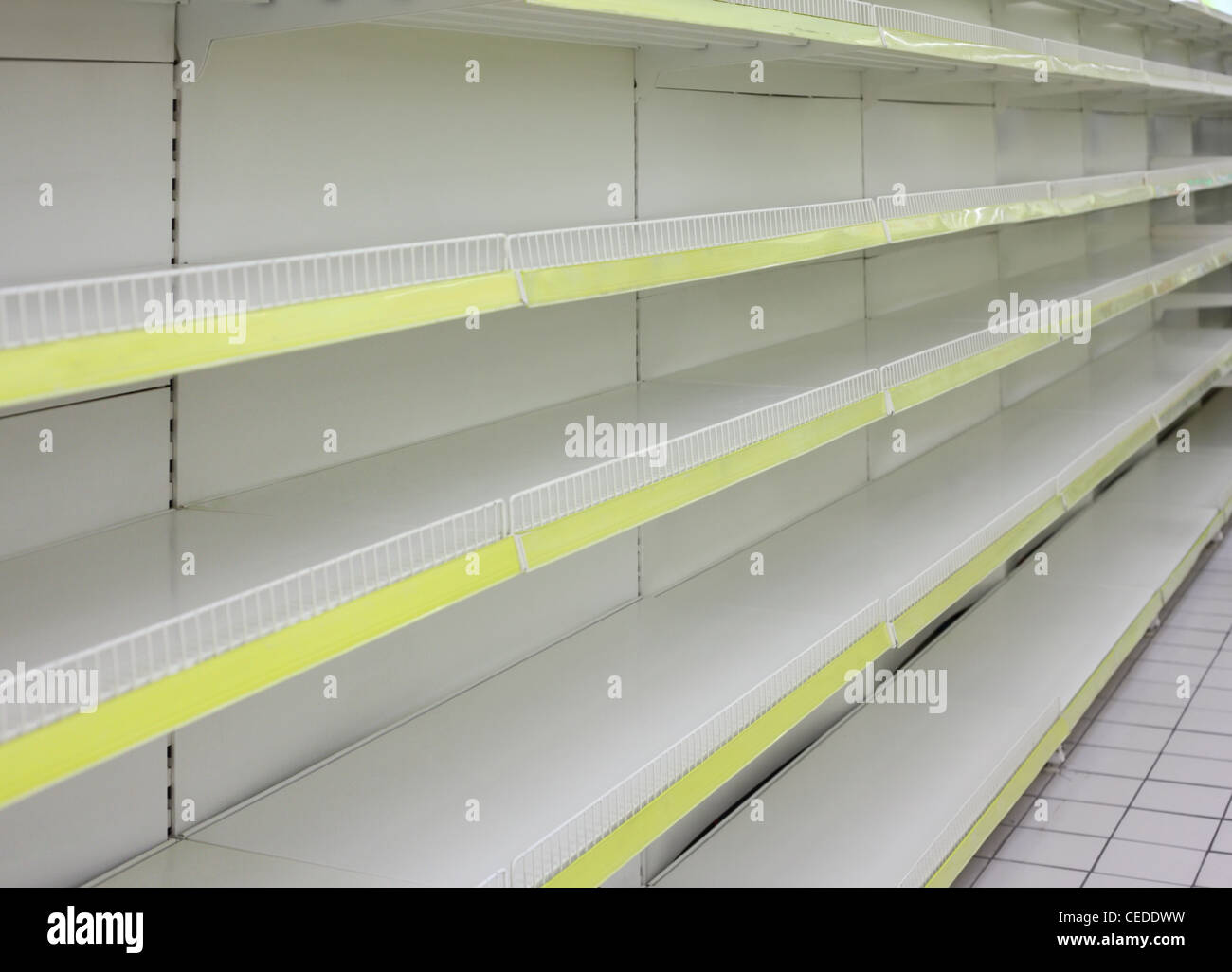 Étagères vides dans shop Banque D'Images
