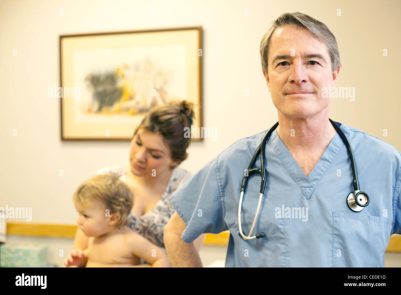 Portrait du docteur dans la salle d'examen avec patient en backgroud Banque D'Images