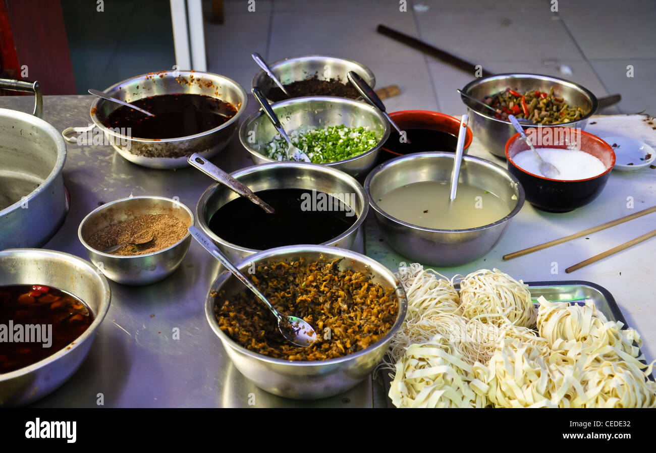 D'autres ingrédients d'une soupe de nouilles asiatiques épicés Banque D'Images