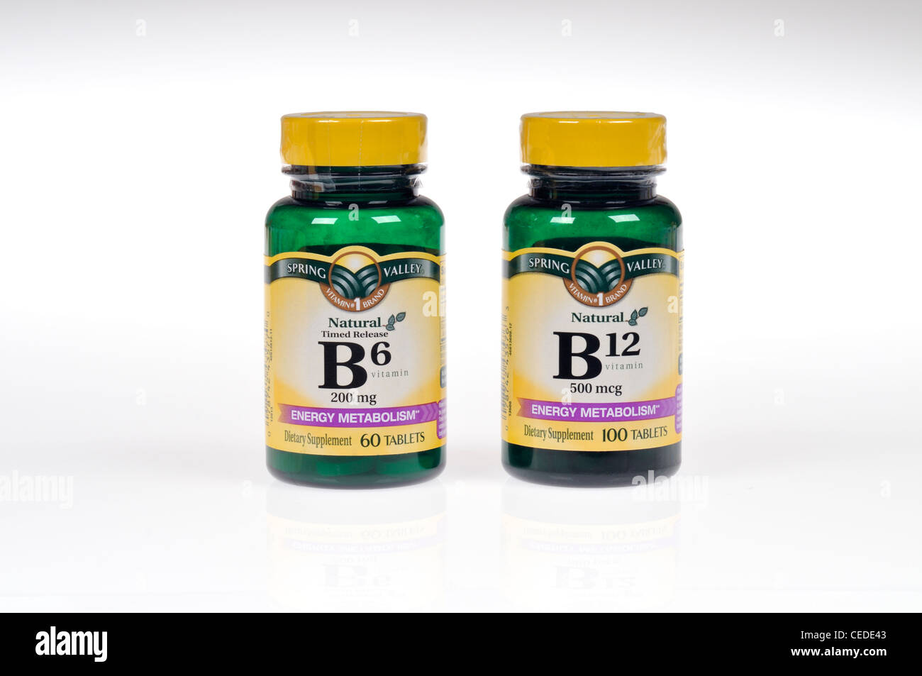 Bouteilles de vitamines B6 et B12 sur fond blanc dentelle Banque D'Images