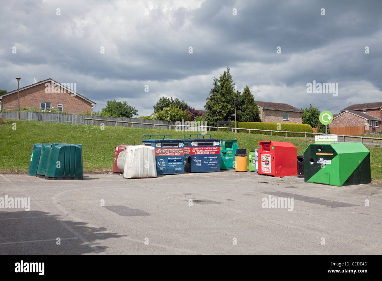 Royaume-Uni, Angleterre, Berkshire, Reading, Caversham Park Village (domaine de l'habitation des années 1970), parking et zone de recyclage Banque D'Images