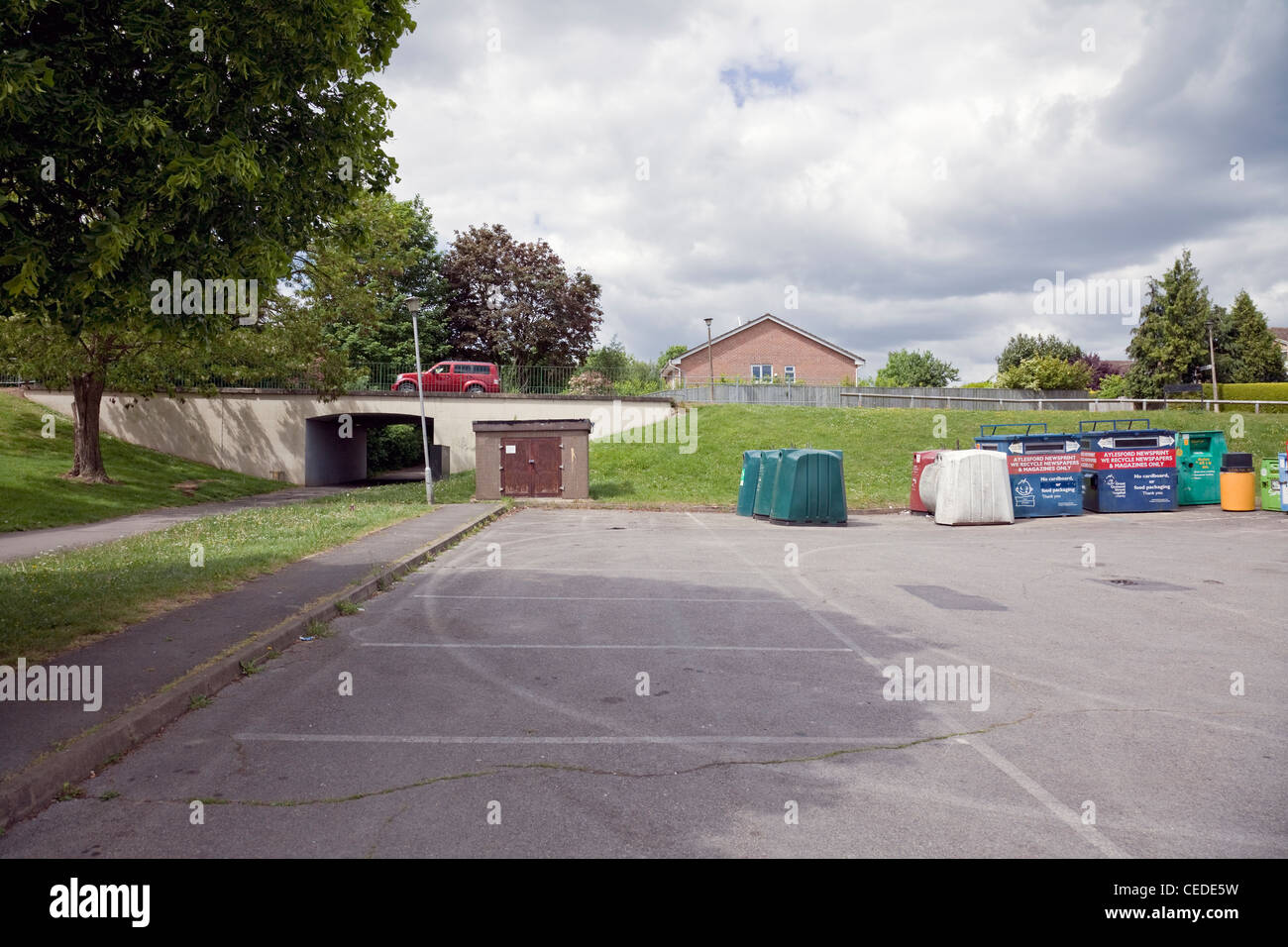 Royaume-Uni, Angleterre, Berkshire, Reading Caversham Park Village (domaine de l'habitation des années 1970), parking et zone de recyclage Banque D'Images