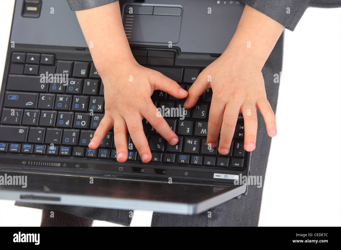 Laptpop enfantin les mains sur le clavier. Banque D'Images