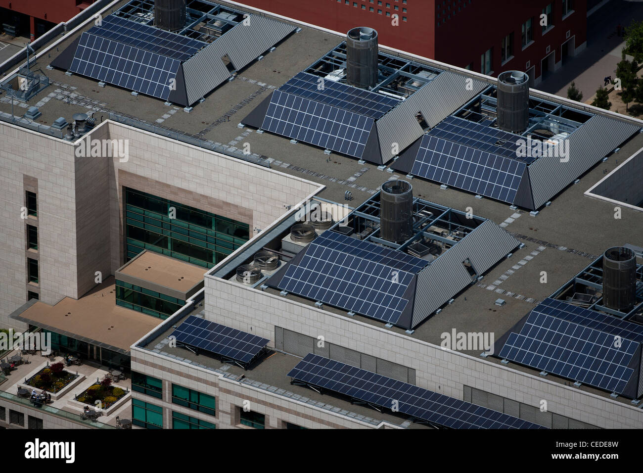 Photographie aérienne de panneaux solaires sur le toit Mission Bay San Francisco California Banque D'Images