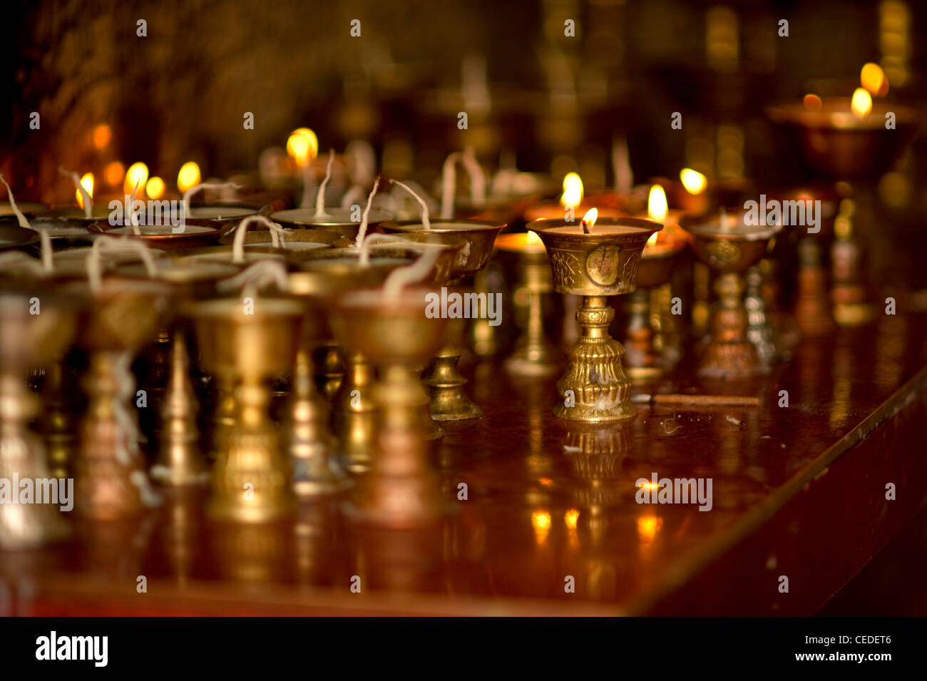 Lampes rituelles dans un monastère bouddhiste au Sikkim, Inde Banque D'Images