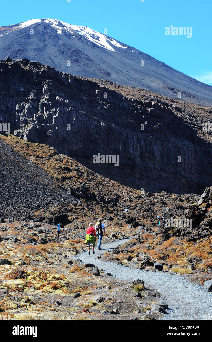 Randonneurs sur le Tongariro Alpine Crossing, New Zealand avec Ngauruhoe au-delà Banque D'Images