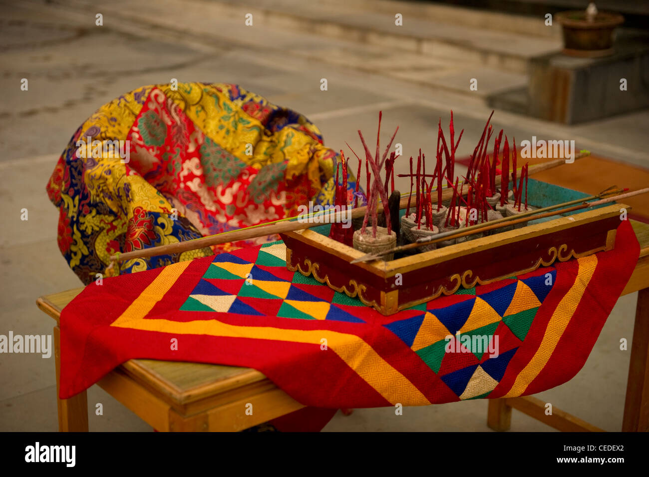 Encens rituel dans un monastère bouddhiste, Sikkim, Inde Banque D'Images