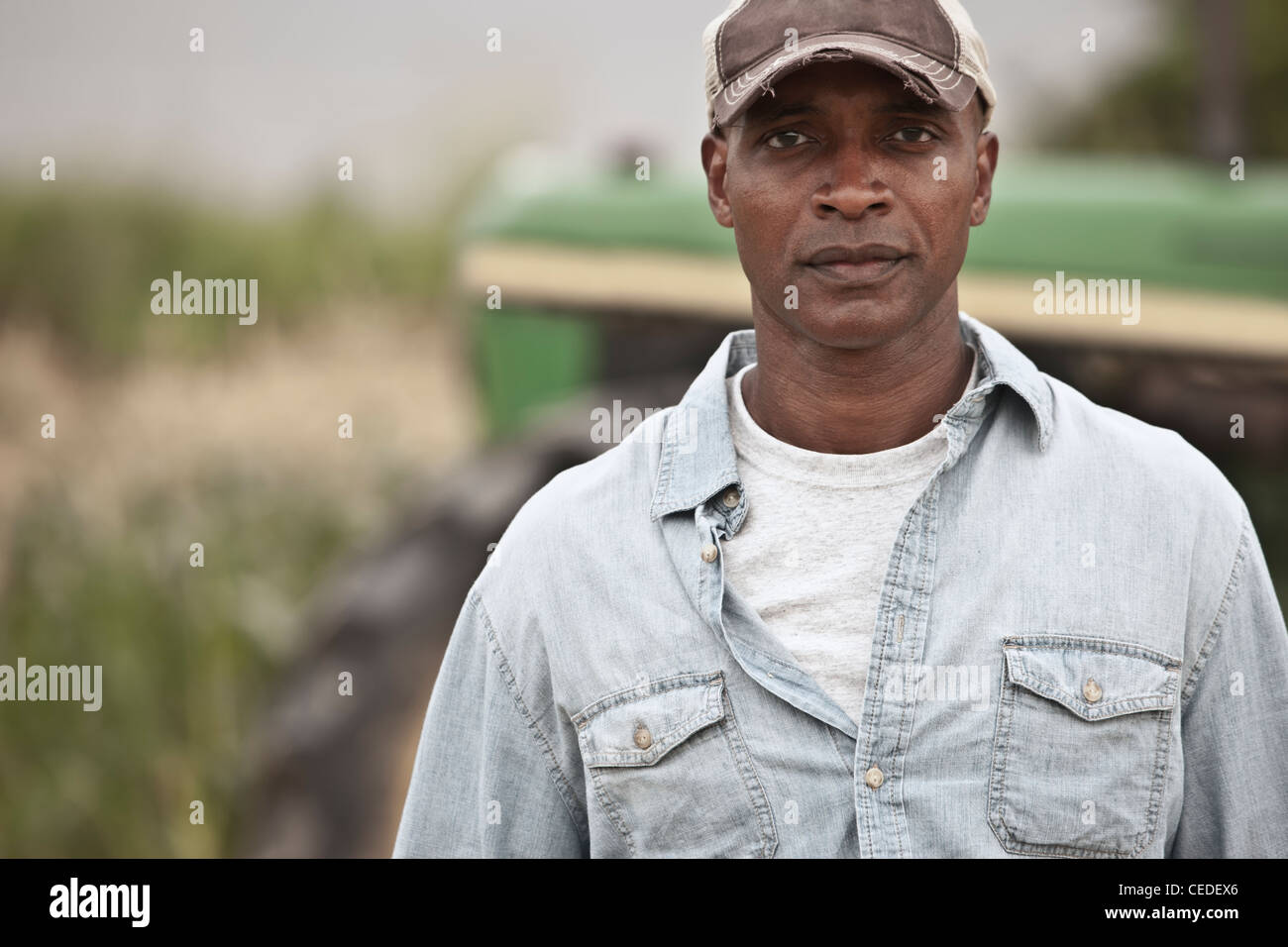 African farmer looking up Banque de photographies et d’images à haute ...