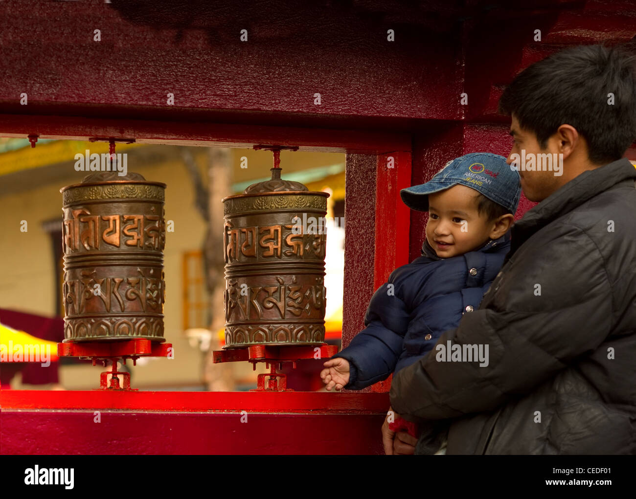Tourner les roues de prière des fidèles à un monastère bouddhiste, Sikkim, Inde Banque D'Images
