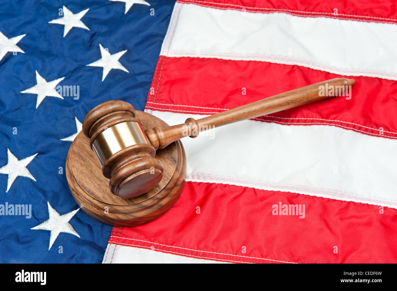 Un marteau et sound block sur un drapeau américain représentant le système juridique et l'inférence d'une loi aux Etats-Unis Banque D'Images