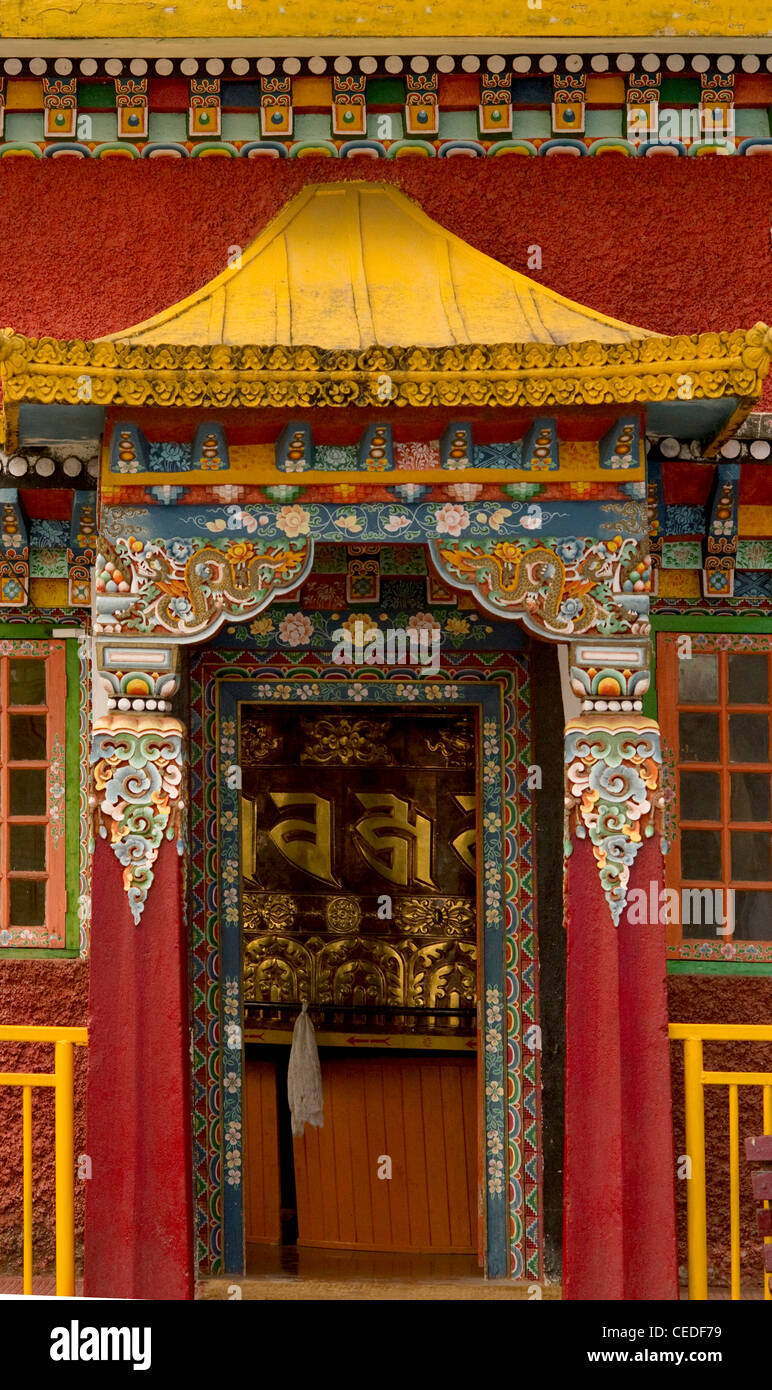 L'art dans l'architecture du monastère bouddhiste dans le Sikkim, Inde - fait main et peint porte Banque D'Images