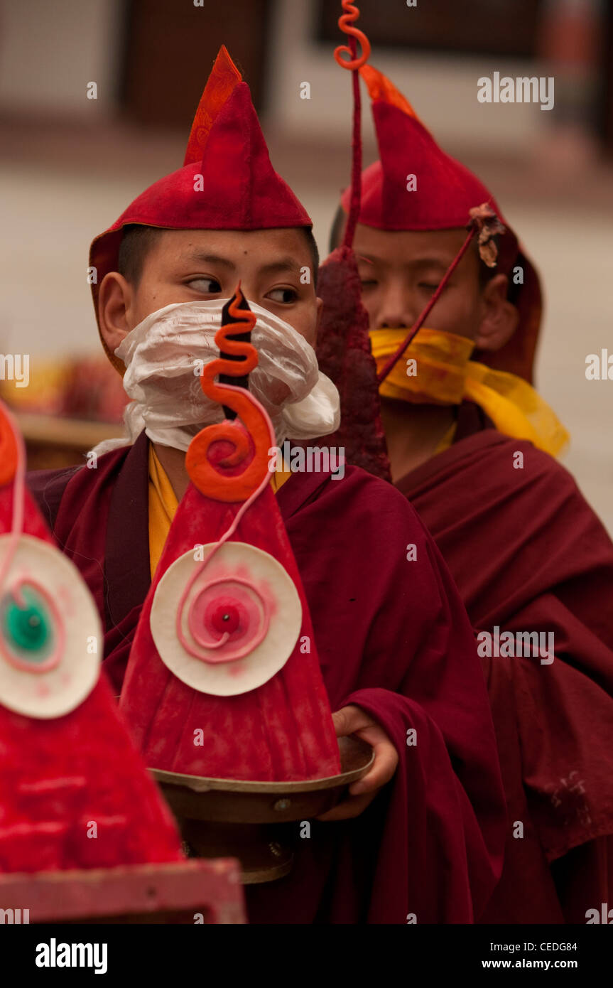 Le moine bouddhiste la préparation d'une cérémonie le Losar au Sikkim, Inde Banque D'Images
