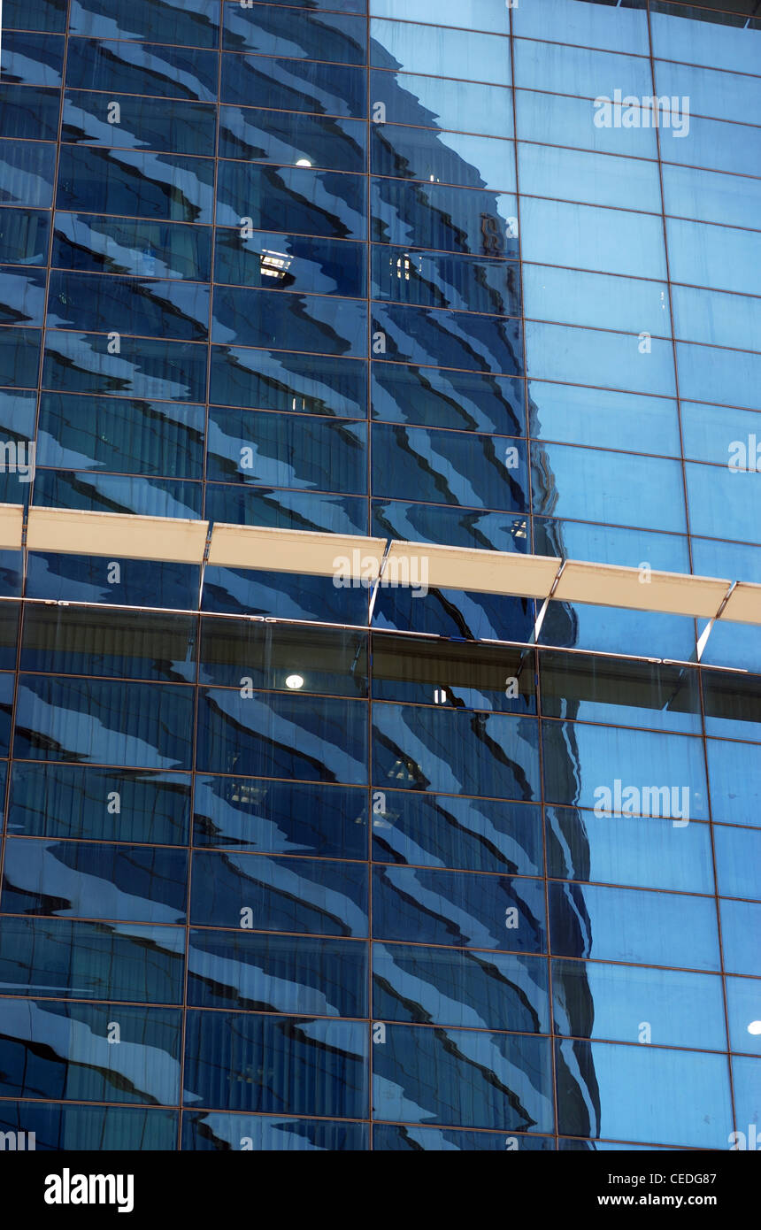 Motifs abstraits sur façade en verre du bâtiment Banque D'Images