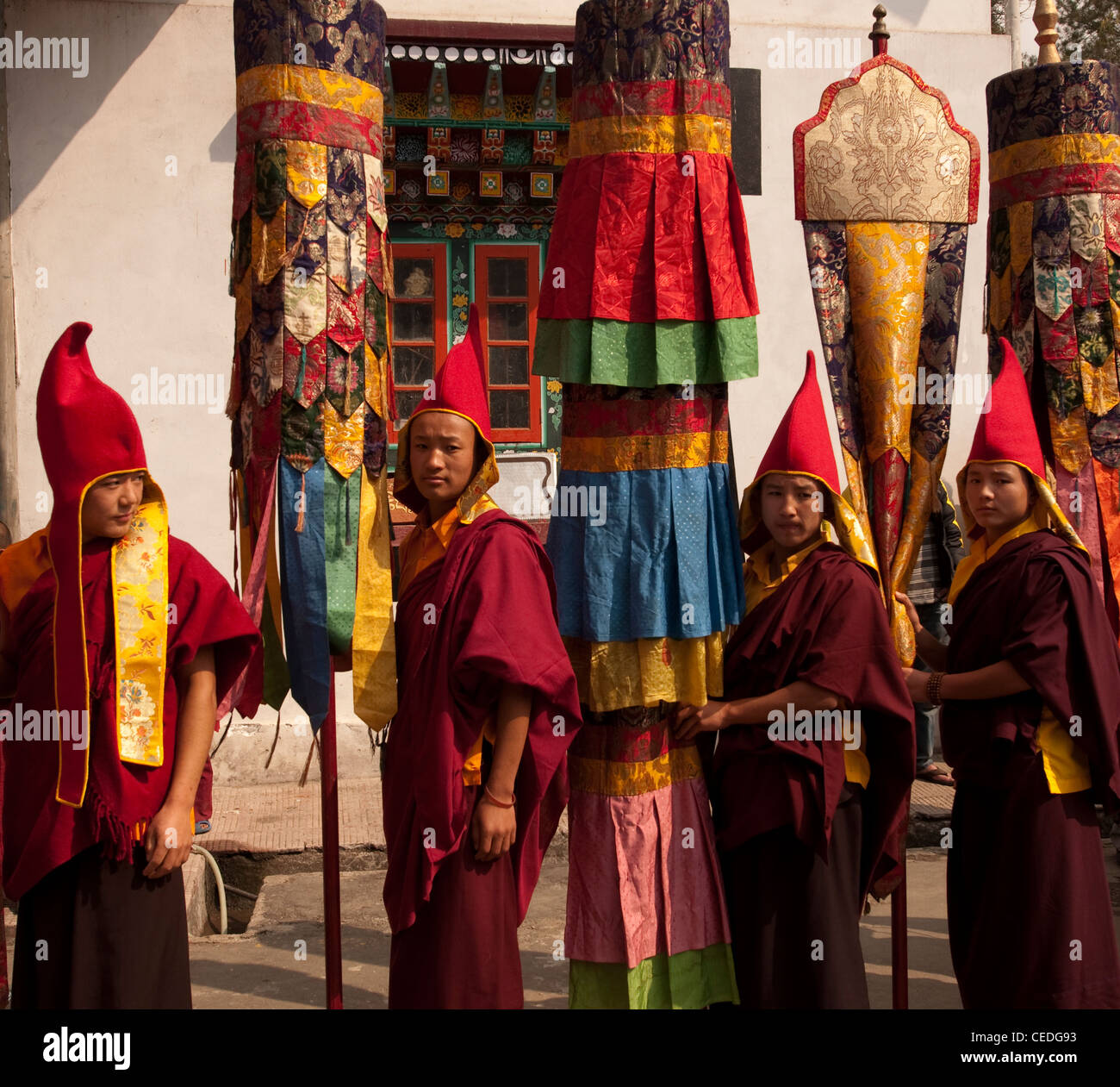 Des moines bouddhistes à un Losar procession à un monastère au Sikkim, Inde Banque D'Images
