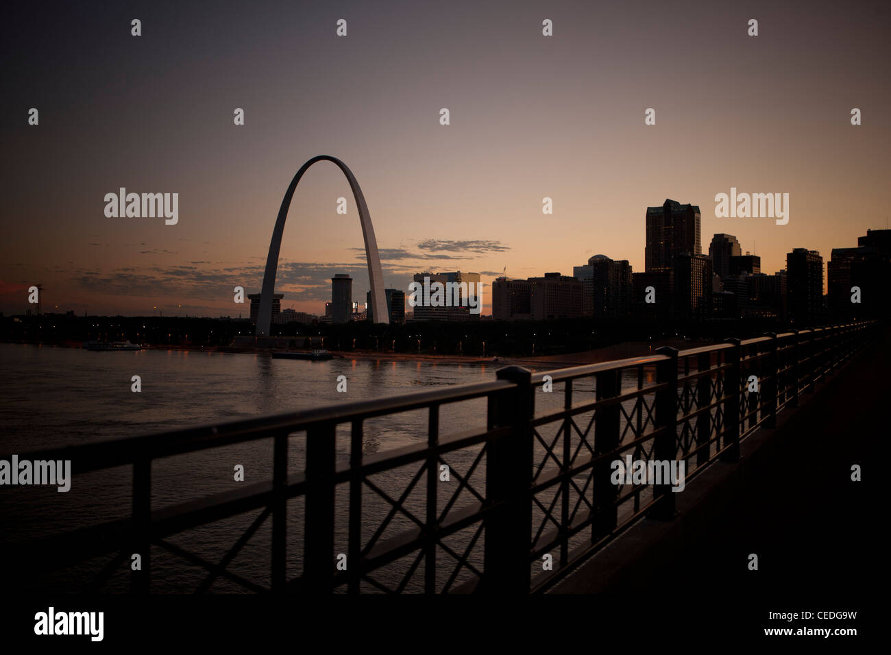 Arch Monument à côté de la rivière urbaine au coucher du soleil Banque D'Images