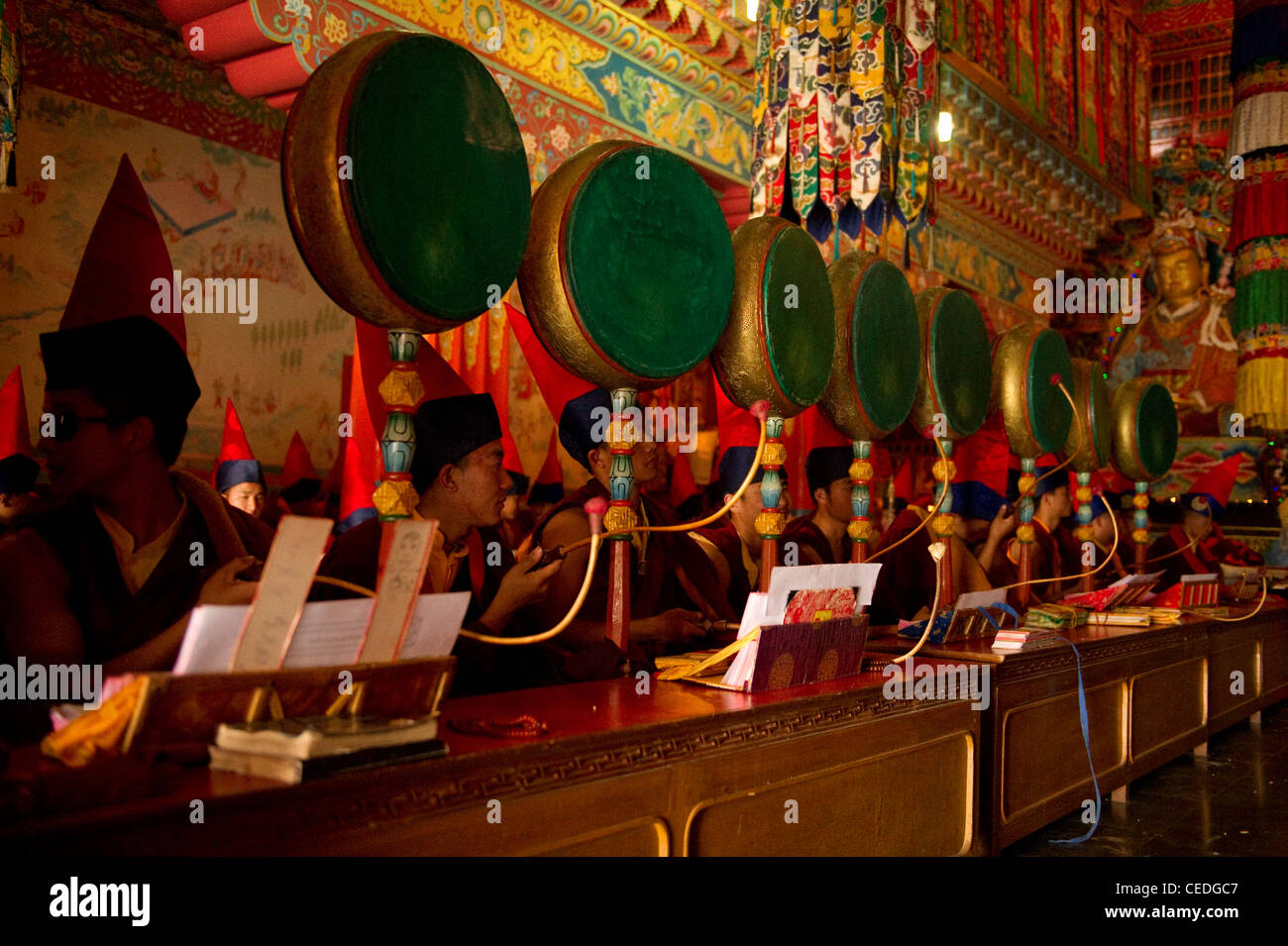 Des moines bouddhistes à jouer de la batterie dans une cérémonie inisde Losar un monastère, Sikkim, Inde Banque D'Images